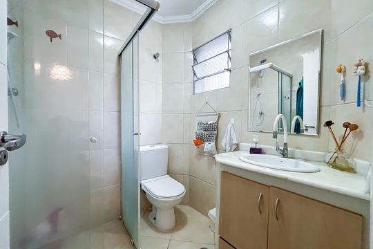 Banheiro social de apartamento à venda com 1 quarto, 43m² em Pinheiros, São Paulo
