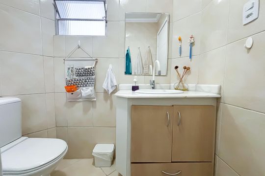 Banheiro social de apartamento à venda com 1 quarto, 43m² em Pinheiros, São Paulo