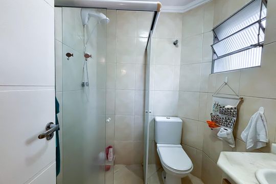 Banheiro social de apartamento à venda com 1 quarto, 43m² em Pinheiros, São Paulo
