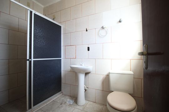 Banheiro da Suíte 1 de apartamento para alugar com 1 quarto, 80m² em São João, Porto Alegre