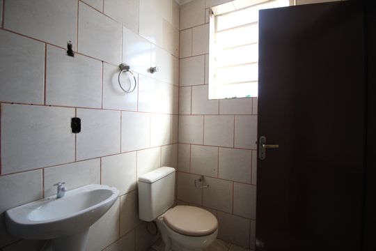 Banheiro da Suíte 1 de apartamento para alugar com 1 quarto, 80m² em São João, Porto Alegre