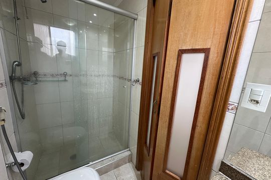Banheiro da Suíte de apartamento para alugar com 1 quarto, 90m² em Centro, São Vicente