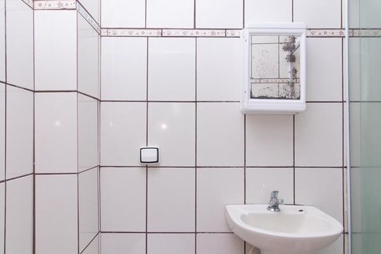 Banheiro de apartamento à venda com 1 quarto, 34m² em Centro Histórico, Porto Alegre