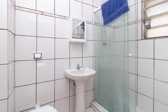 Banheiro de apartamento à venda com 1 quarto, 34m² em Centro Histórico, Porto Alegre