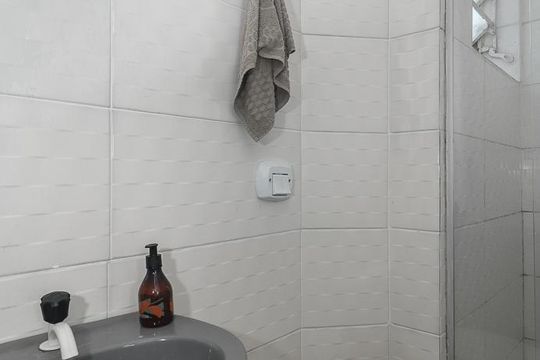 Banheiro de apartamento à venda com 1 quarto, 38m² em Bom Jesus, Porto Alegre