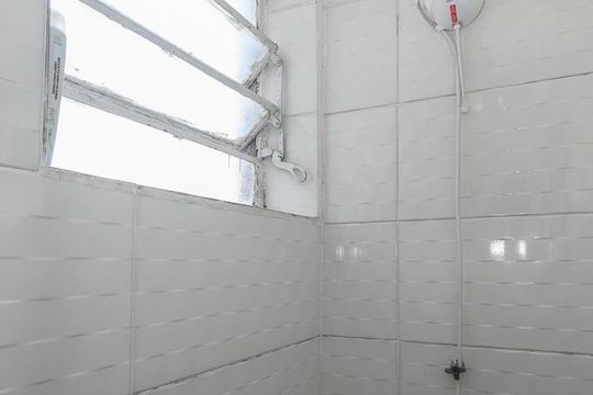 Banheiro de apartamento à venda com 1 quarto, 38m² em Bom Jesus, Porto Alegre