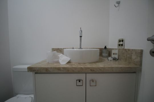 Banheiro social de apartamento para alugar com 3 quartos, 84m² em Vila Suzana, São Paulo