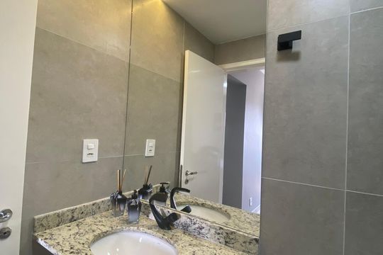 Banheiro de apartamento para alugar com 2 quartos, 74m² em Loteamento Joao Batista Juliao, Guarujá