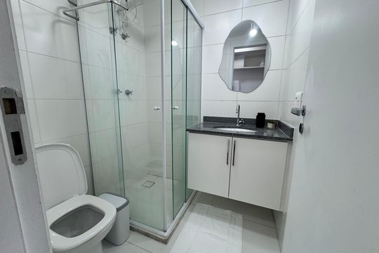 Banheiro social de kitnet/studio à venda com 1 quarto, 26m² em Santo Amaro, São Paulo