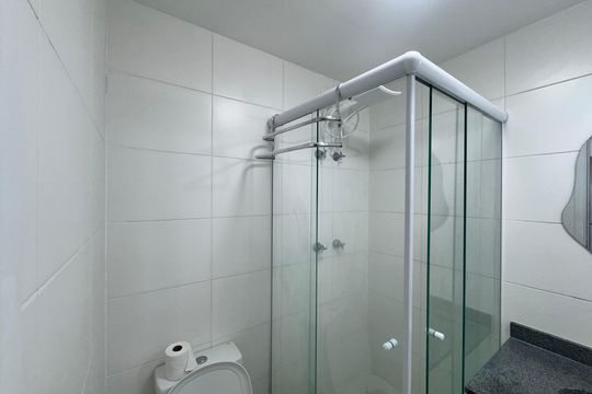 Banheiro social de kitnet/studio à venda com 1 quarto, 26m² em Santo Amaro, São Paulo