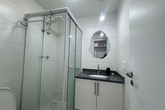 Banheiro social de kitnet/studio à venda com 1 quarto, 26m² em Santo Amaro, São Paulo