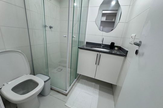 Banheiro social de kitnet/studio à venda com 1 quarto, 26m² em Santo Amaro, São Paulo
