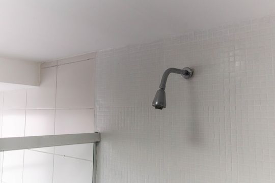 Banheiro da Suíte 2 de casa de condomínio para alugar com 5 quartos, 440m² em São Francisco, Niterói