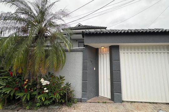 Fachada de casa para alugar com 4 quartos, 260m² em Vargem Pequena, Rio de Janeiro