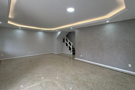 Sala de casa para alugar com 4 quartos, 260m² em Vargem Pequena, Rio de Janeiro