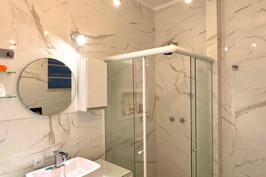 Banheiro social de apartamento à venda com 1 quarto, 30m² em Copacabana, Rio de Janeiro