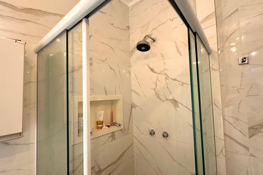Banheiro social de apartamento à venda com 1 quarto, 30m² em Copacabana, Rio de Janeiro