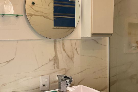 Banheiro social de apartamento à venda com 1 quarto, 30m² em Copacabana, Rio de Janeiro