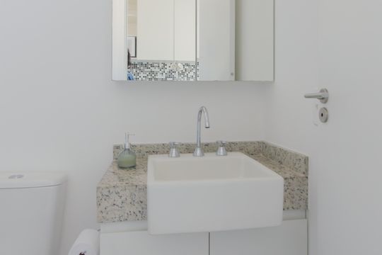 Banheiro social de kitnet/studio à venda com 1 quarto, 26m² em Vila Mariana, São Paulo