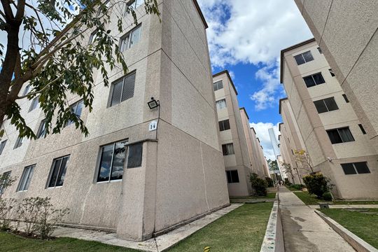 Fachada do bloco de apartamento para alugar com 2 quartos, 44m² em Jardim Petrópolis, Cotia