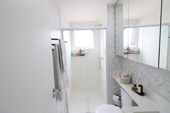 Banheiro de apartamento à venda com 2 quartos, 50m² em São Pedro, Osasco