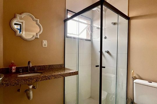 Banheiro da Suíte de casa de condomínio à venda com 3 quartos, 115m² em Fazenda São Quirino, Campinas
