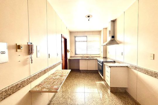 Cozinha de apartamento à venda com 4 quartos, 180m² em Serra, Belo Horizonte
