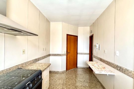 Cozinha de apartamento à venda com 4 quartos, 180m² em Serra, Belo Horizonte
