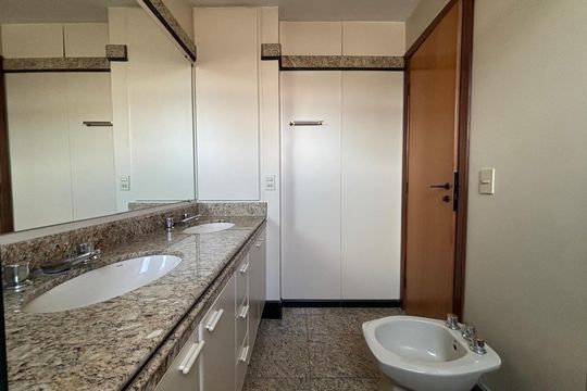 Banheiro Social de apartamento à venda com 4 quartos, 180m² em Serra, Belo Horizonte