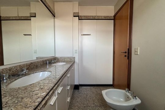 Banheiro de apartamento à venda com 4 quartos, 180m² em Serra, Belo Horizonte
