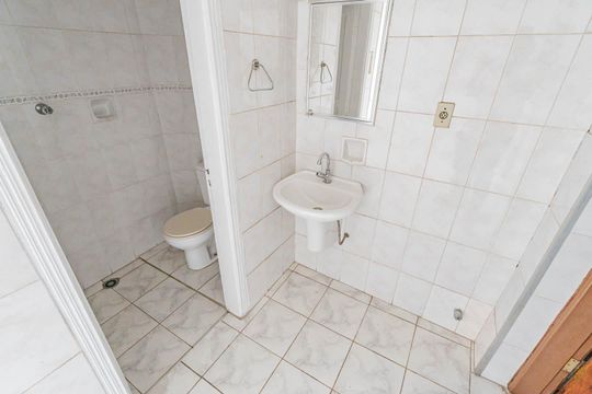 Banheiro de Serviço de casa à venda com 2 quartos, 140m² em Vila Gumercindo, São Paulo