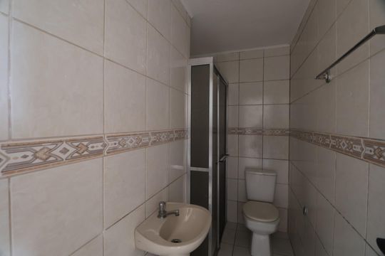 Banheiro  de apartamento para alugar com 3 quartos, 56m² em Marechal Rondon, Canoas