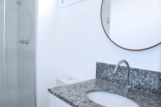 Banheiro social de kitnet/studio para alugar com 1 quarto, 33m² em Consolação, São Paulo