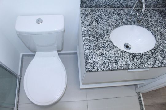 Banheiro social de kitnet/studio para alugar com 1 quarto, 33m² em Consolação, São Paulo