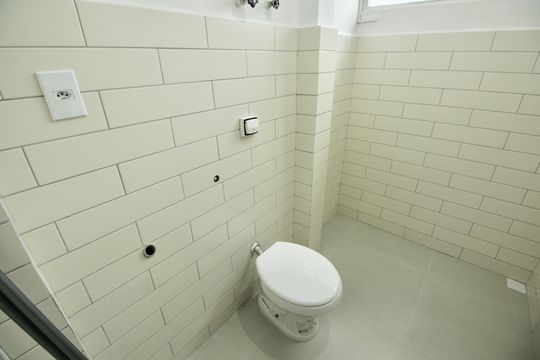 Banheiro de kitnet/studio para alugar com 1 quarto, 30m² em Embaré, Santos