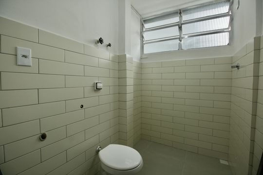 Banheiro de kitnet/studio para alugar com 1 quarto, 30m² em Embaré, Santos