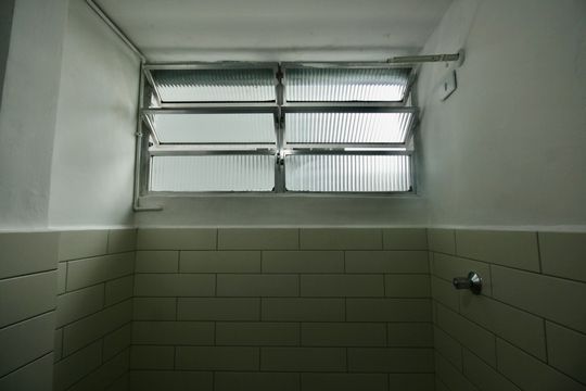 Banheiro de kitnet/studio para alugar com 1 quarto, 30m² em Embaré, Santos