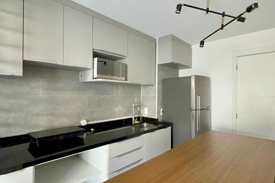 Cozinha de apartamento para alugar com 1 quarto, 50m² em Pinheiros, São Paulo