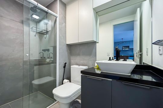 Banheiro de apartamento para alugar com 1 quarto, 50m² em Pinheiros, São Paulo