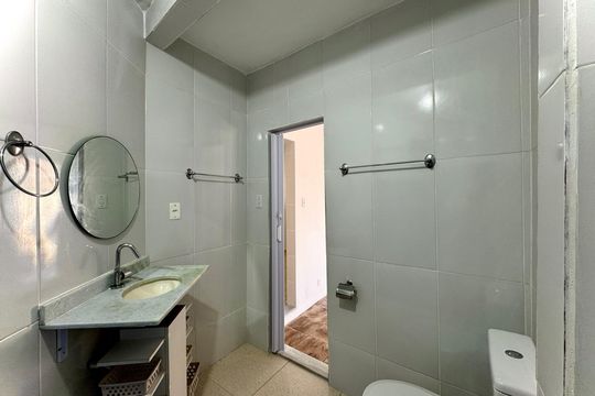 Banheiro social de casa para alugar com 1 quarto, 51m² em Santa Teresa, Rio de Janeiro