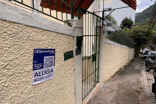 Placa  de kitnet/studio para alugar com 1 quarto, 30m² em Jardim Botânico, Rio de Janeiro
