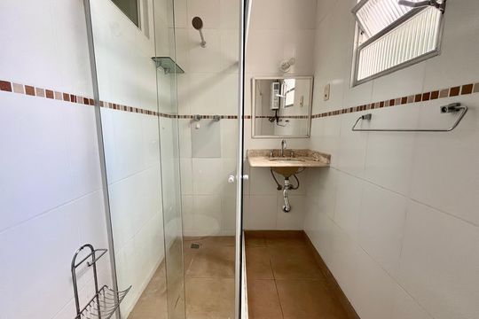 Banheiro  de kitnet/studio para alugar com 1 quarto, 30m² em Jardim Botânico, Rio de Janeiro