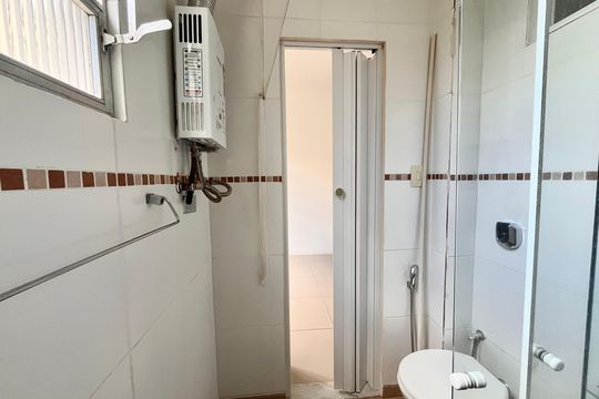 Banheiro  de kitnet/studio para alugar com 1 quarto, 30m² em Jardim Botânico, Rio de Janeiro