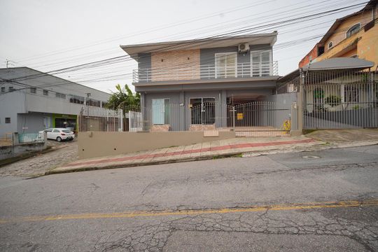 Fachada de casa para alugar com 2 quartos, 70m² em Barreiros, São José