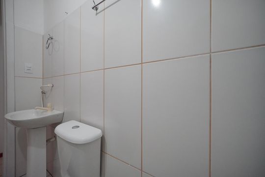 Banheiro de casa para alugar com 2 quartos, 70m² em Barreiros, São José