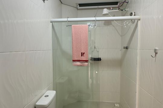 Banheiro social de casa de condomínio para alugar com 1 quarto, 55m² em Cajuru, Curitiba