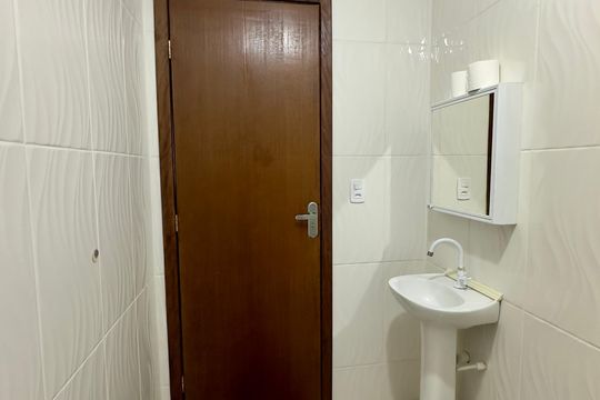 Banheiro social de casa de condomínio para alugar com 1 quarto, 55m² em Cajuru, Curitiba