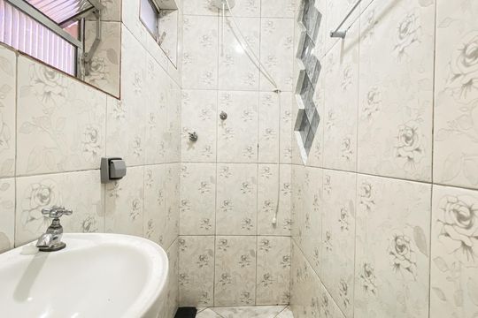 Banheiro  de casa para alugar com 2 quartos, 40m² em Parque Cisper, São Paulo