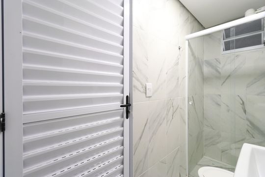 Banheiro de kitnet/studio para alugar com 1 quarto, 15m² em Barra Funda, São Paulo
