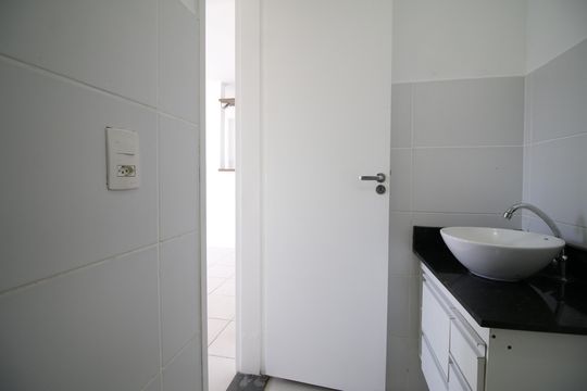 Banheiro de apartamento para alugar com 2 quartos, 46m² em Jacarepaguá, Rio de Janeiro